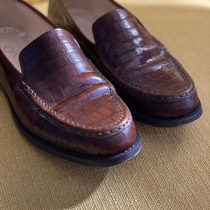 Joan & David brown croc embossed leather loafer